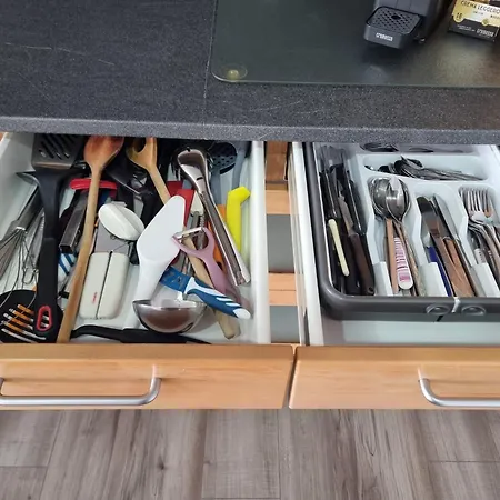 Gemuetliche Mit 1 Schlafzimmer, Wohnzimmer Mit Schlafcouch & Voll Ausgestattete Kueche *