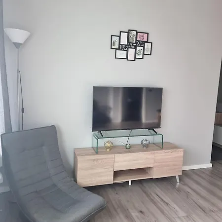 Gemuetliche Mit 1 Schlafzimmer, Wohnzimmer Mit Schlafcouch & Voll Ausgestattete Kueche *