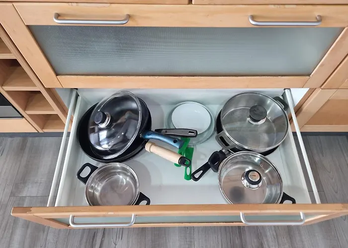 Gemuetliche Mit 1 Schlafzimmer, Wohnzimmer Mit Schlafcouch & Voll Ausgestattete Kueche